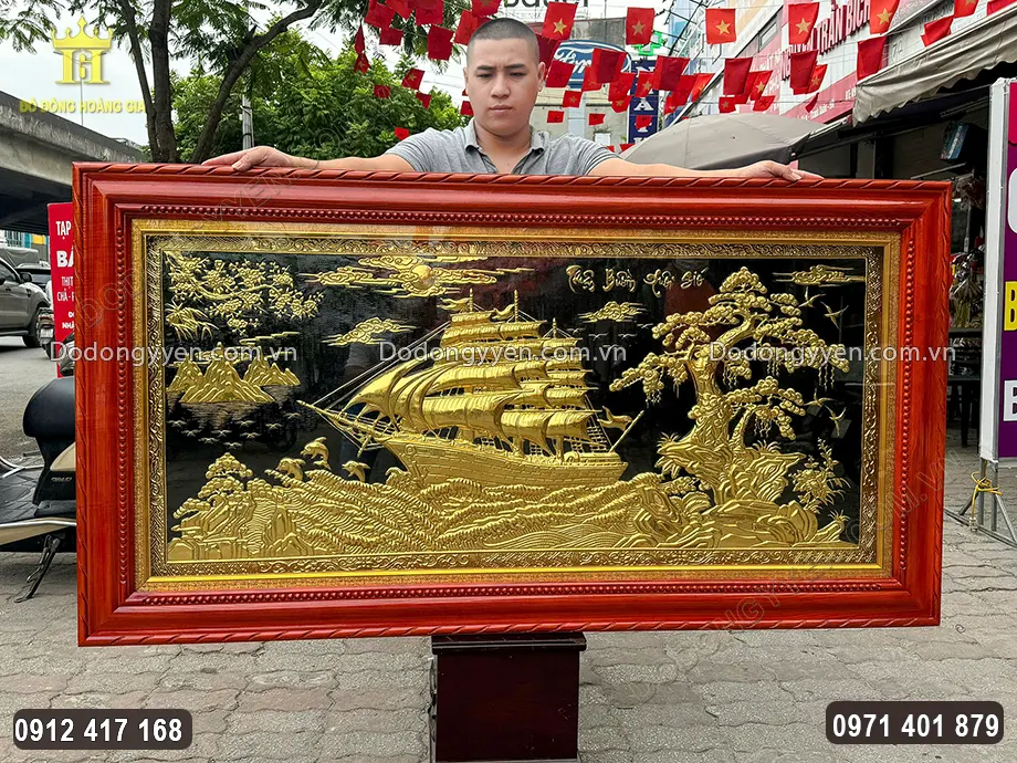 Nổi bật tr&ecirc;n nền sơn đen, họa tiết hoa văn được d&aacute;t v&agrave;ng 24K sang trọng